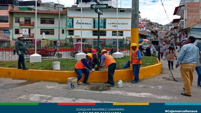 📌La gerencia de Transporte y Seguridad Vial de la Municipalidad de Cajamarca, continúa con las labores señalización en los 24 sectores de la ciudad con el fin de prevenir accidentes de tránsito y hacer respetar las zonas rígidas y prohibidas.
✅En esta oportunidad, personal de la subgerencia de Inspección y Seguridad Vial realizó el pintado de señalización en el sector 15 La Merced.