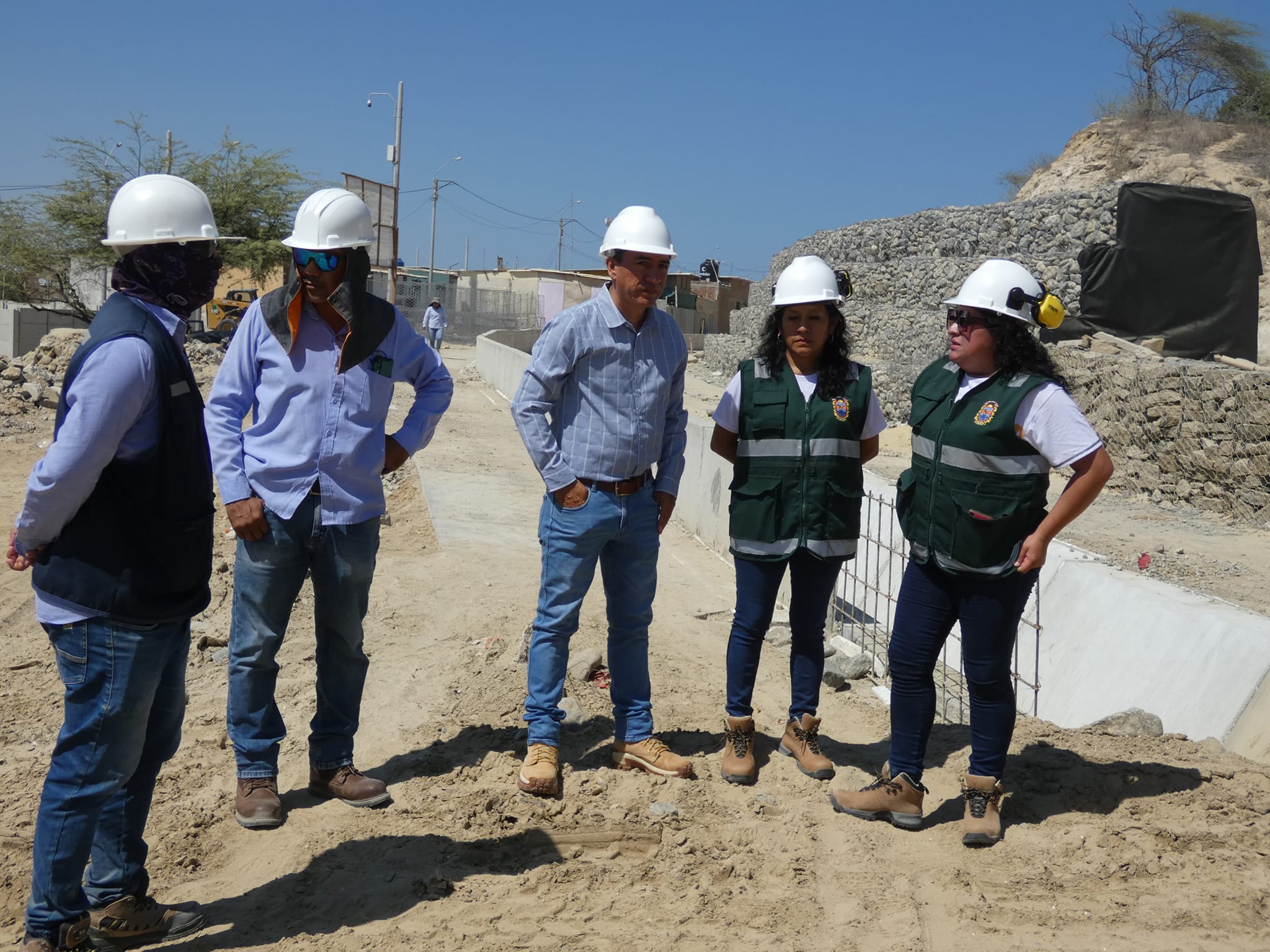 El día martes 9 de abril, la Comisión de Desarrollo Urbano, Participación Vecinal y Desarrollo Social de la Municipalidad Distrital de El Alto, en compañía del subgerente de Infraestructura Ing. Clever Livia Córdova y el Arq. Francisco Gómez Livia visitaron la obra denominada “CREACIÓN DEL SERVICIO DE PROTECCIÓN EN EL AA. HH LOS PINOS, DISTRITO DE EL ALTO, PROVINCIA TALARA, DEPARTAMENTO PIURA”, que se encuentra en ejecución.
Esta visita tiene como objetivo garantizar el cumplimiento de los parámetros establecidos en el expediente técnico, en la cual, se constata, que dicha obra se encuentra en un 80% de avance. Así mismo, la empresa cumple con el cronograma de pagos, charlas de seguridad y entrega de EPP'S. Además, viene cumpliendo con los acuerdos entre junta vecinal y sindicato de construcción civil.