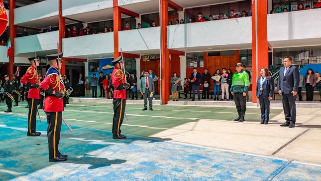 Nuevos miembros del municipio y policía escolar juramentan a sus cargos en la I.E.P Nuestra Señora de la Merced Puno