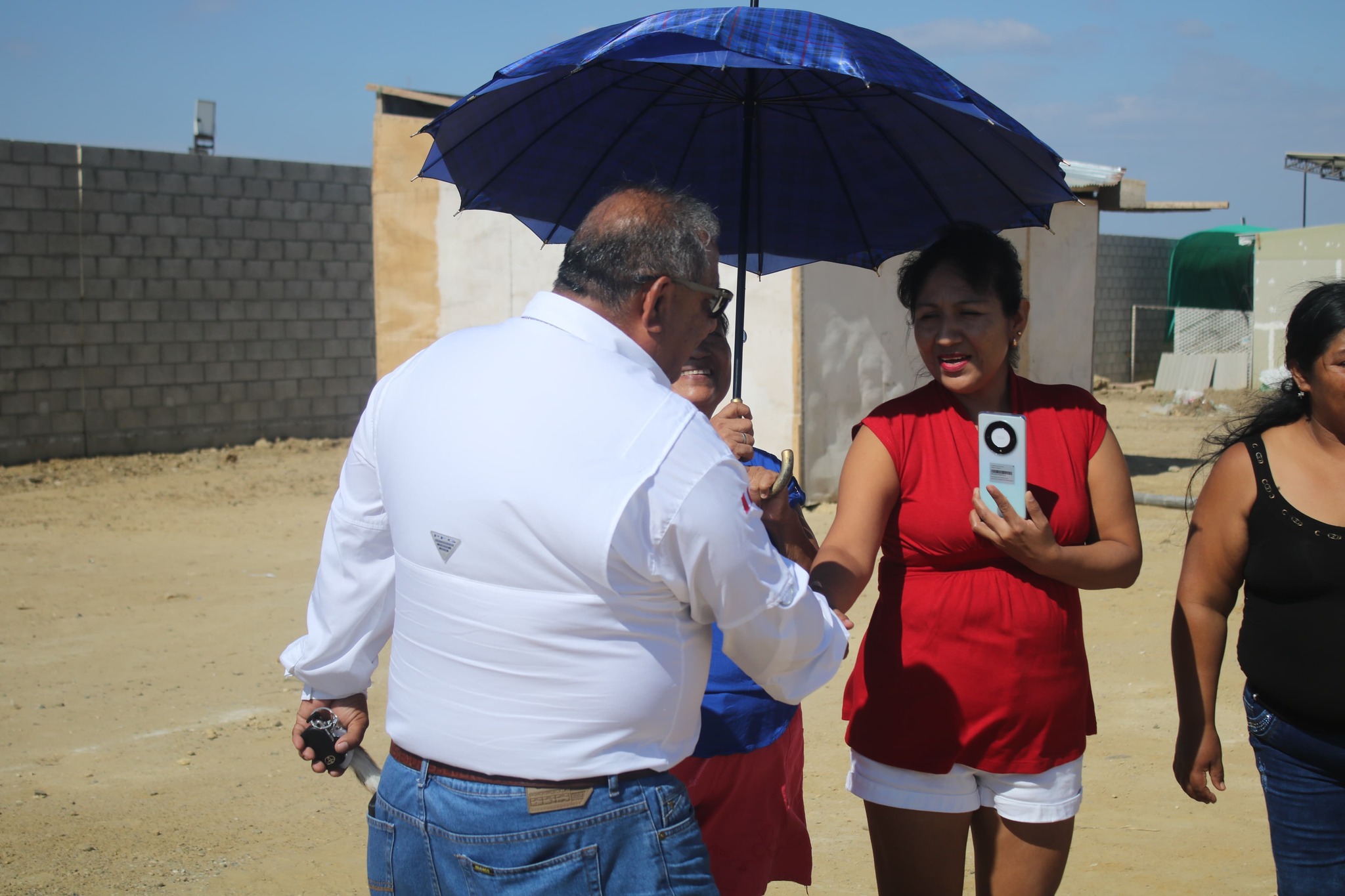 El alcalde Sr. Reedy Bancayan Palomino, acompañado por el gerente de Desarrollo Urbano Ing. Oscar Castañeda Sevillano, como de los integrantes de esta gerencia como el subgerente de Infraestructura Ing. Clever Livia Córdova, la subgerente de Formulación y Proyectos Econ. Elva Cardoza Valdiviezo, el subgerente de Participación Vecinal Sr. Luis Casaverde Palacios y la responsable del área de CATASTRO, bachiller Denisse Nunura Chapilliquen y mantuvieron una reunión de suma importancia con los residentes del Asentamiento Humano Reedy Bancayan Palomino, con el objetivo de abordar las preocupaciones acerca de las condiciones de vivienda en la comunidad.
Durante la reunión, se discutieron algunos temas, incluido el acceso a servicios básicos y la búsqueda de mejoras en la calidad de vida para todos los habitantes de ese sector. El alcalde demostró su compromiso al escuchar con atención las inquietudes planteadas por los vecinos, mostrando su disposición para implementar acciones concretas que satisfagan sus necesidades.