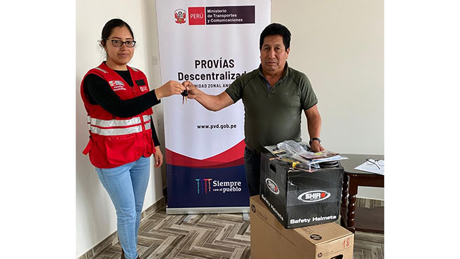 Alcalde Provincial recibe una moto y equipos de computo para implementación del IVP