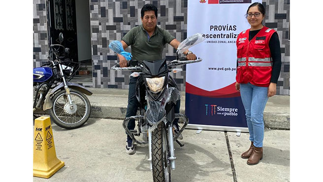Alcalde Provincial recibe una moto y equipos de computo para implementación del IVP