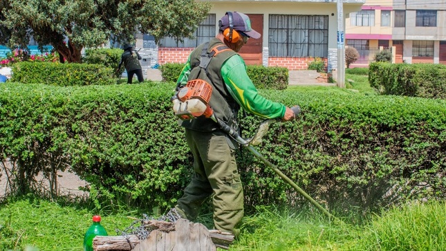 Municipalidad Provincial de Puno responde a solicitud de vecinos y realiza mantenimiento del parque Señor de los Milagros en Chanu chanu II 