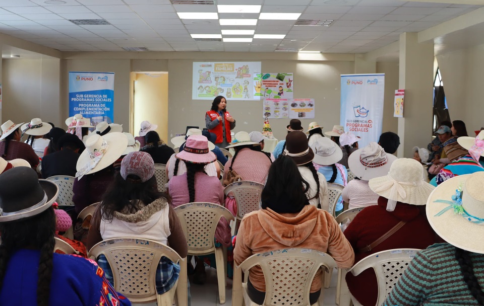 Presidentas de los 53 comedores populares de la provincia de Puno reciben capacitación en alimentación saludable y manipulación de alimentos