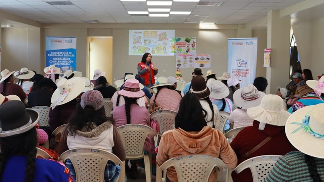 Presidentas de los 53 comedores populares de la provincia de Puno reciben capacitación en alimentación saludable y manipulación de alimentos