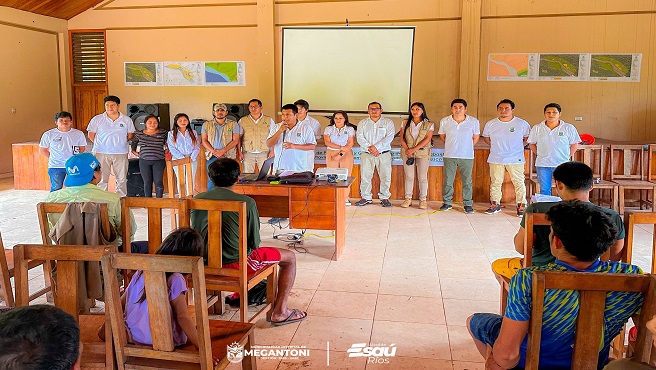 Equipo tรฉcnico de la municipalidad junto a la comunidad de Sababantiari trabajan juntos en su plan de desarrollo