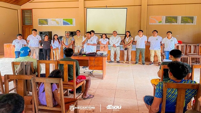 Equipo técnico de la municipalidad junto a la comunidad de Sababantiari trabajan juntos en su plan de desarrollo