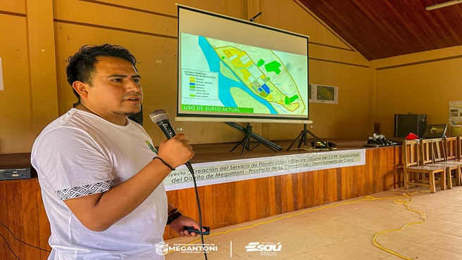 Equipo tรฉcnico de la municipalidad junto a la comunidad de Sababantiari trabajan juntos en su plan de desarrollo