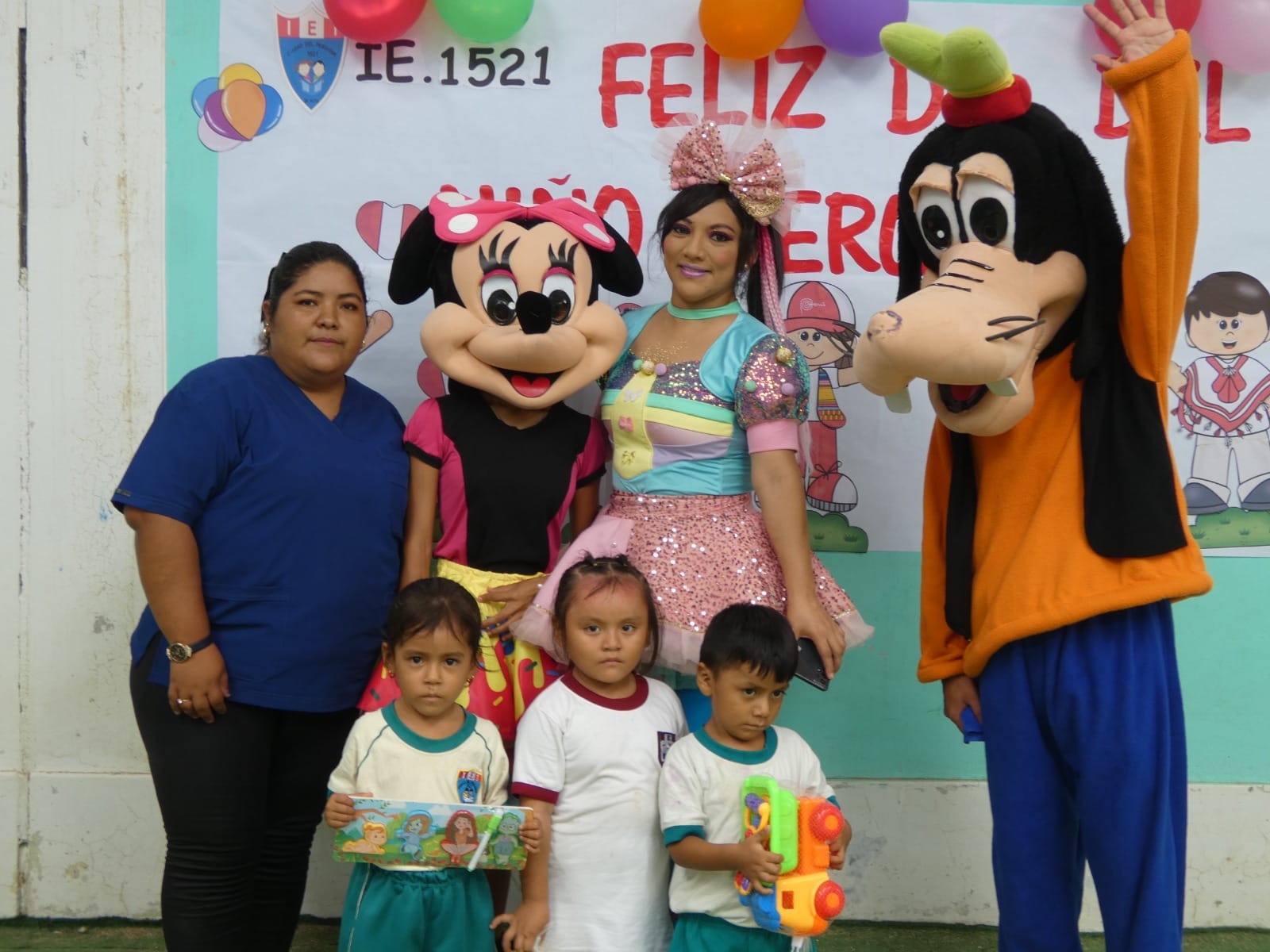 Comprometidos en velar por el bienestar de los niños y niñas de nuestra localidad, la Municipalidad Distrital de El Alto, bajo la dirección del alcalde Sr. Reedy Bancayan Palomino, a través de la subgerencia de DEMUNA, encabezada por la Lic. Kendra Juárez Regalado, han organizado una serie de eventos conmemorativos en honor al Día del Niño Peruano.
En esta oportunidad, se llevó a cabo un show infantil en la institución educativa 1521, en esta actividad participaron también los más pequeños de la I.E.I 142 de Cabo Blanco. El evento se centró en promover el respeto y la defensa de los derechos de los niños y niñas, creando un espacio de alegría y aprendizaje para los más pequeños.
Durante el evento, se realizaron diversas actividades lúdicas y educativas diseñadas especialmente para ellos, brindándoles un día lleno de diversión y juegos. 