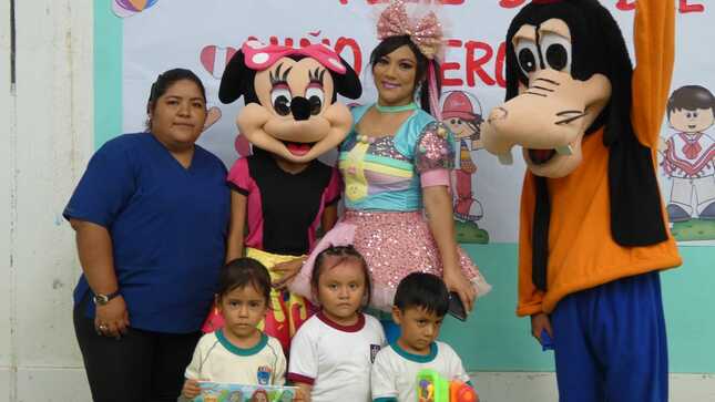 Comprometidos en velar por el bienestar de los niños y niñas de nuestra localidad, la Municipalidad Distrital de El Alto, bajo la dirección del alcalde Sr. Reedy Bancayan Palomino, a través de la subgerencia de DEMUNA, encabezada por la Lic. Kendra Juárez Regalado, han organizado una serie de eventos conmemorativos en honor al Día del Niño Peruano.
En esta oportunidad, se llevó a cabo un show infantil en la institución educativa 1521, en esta actividad participaron también los más pequeños de la I.E.I 142 de Cabo Blanco. El evento se centró en promover el respeto y la defensa de los derechos de los niños y niñas, creando un espacio de alegría y aprendizaje para los más pequeños.
Durante el evento, se realizaron diversas actividades lúdicas y educativas diseñadas especialmente para ellos, brindándoles un día lleno de diversión y juegos. 