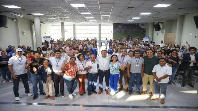 🟡 Los integrantes de las juntas vecinales de la zona centro y sur juramentaron ante el alcalde 𝐉𝐡𝐨𝐯𝐢𝐧𝐬𝐨𝐧 𝐕𝐚𝐬𝐪𝐮𝐞𝐳, durante una ceremonia realizada en el auditorio del MAC. Ellos se comprometieron a seguir trabajando de la mano con sus autoridades para llevar más obras y beneficios en favor de sus vecinos. ¡Ventanilla crece con su gente!