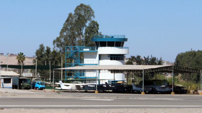 La Contraloría General advirtió a la empresa estatal Corporación Peruana de Aeropuertos y Aviación Comercial – Corpac S.A. que en la construcción de la Torre de Control del aeropuerto de Moquegua, el proceso de recepción comenzó, pese a que la obra no concluyó en su totalidad.