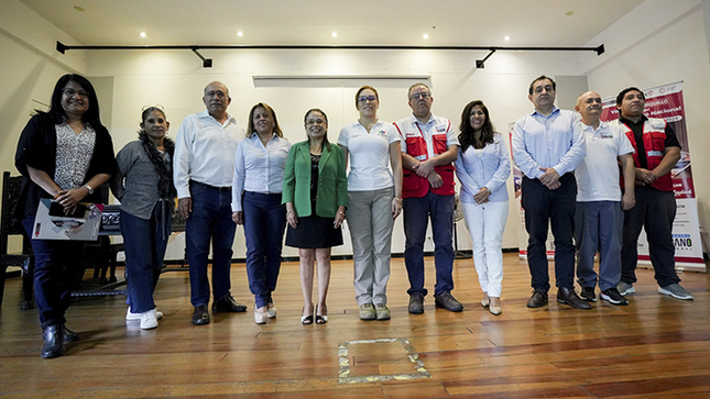 Dra. Cintia Loayza participó de la ceremonia junto a los representantes de Cofopri.