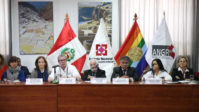 El ministro de Educación, Morgan Quero, anunció que se invertirá 450 millones de soles en infraestructura educativa en el Cusco y se hará realidad la Escuela Bicentenario, cuya construcción se inicia el próximo semestre. Con ello, se avanzará en el cierre de la brecha de infraestructura en todo el Perú, que llega a la cifra de 165 000 millones de soles.

En el tercer Encuentro Descentralizado del Acuerdo Nacional, realizado en la Ciudad Imperial, Morgan Quero explicó que, en los colegios de la región, los estudiantes están aprendiendo con el 80 % de cobertura de internet. “Saludamos a nuestros docentes comprometidos con la educación y a nuestros niños, en especial a los 15 000 pequeños que han comenzado el nivel inicial y que hoy están afirmando su lengua materna, el quechua”.

Señaló que hoy los pequeños estudian también en castellano y tienen la oportunidad de empezar a aprender el inglés fonético para abrirse al mundo y afirmar su identidad plena como cusqueños.

Tras reiterar que siempre estará a favor del diálogo, el ministro afirmó que las puertas del Ministerio de Educación se mantendrán siempre abiertas para todos los alcaldes, representantes de la sociedad civil y representantes del pueblo cusqueño, a fin de articular un trabajo solidario en beneficio del país.

De otro lado, en la Capital Arqueológica de América, Morgan Quero señaló que, en el marco de la política de reconocimiento a la diversidad cultural y lingüística de nuestro país, especialmente en relación con las comunidades originarias, el Minedu impulsa la preservación de las lenguas maternas y el respeto por las tradiciones lingüísticas, porque no solo enriquecen nuestra sociedad, sino que también permiten una integración más equitativa de la primera infancia. 

Asimismo, señaló que Cusco cuenta con 3 institutos públicos licenciados: Clorinda Matto de Turner, Tupac Amaru y La Salle. Anunció, además, que se dispone de S/11 millones por ejecutar en equipamiento y mobiliario para los institutos de Anta y Kimbiri (zona VRAEM).

Remarcó que, al corte de abril de 2024, se destinaron S/16.4 millones para el mantenimiento de 3043 locales educativos, en atención de 288 000 estudiantes de la región de Cusco. También se han entregado 364 becas a beneficiarios cusqueños en la convocatoria de marzo. La segunda etapa de la selección Beca 18 cerrará el 2 de mayo. 

En la sesión donde participaron los congresistas de la República, Guido Bellido, Luis Aragón, y la ministra de Comercio Exterior y Turismo, Elizabeth Galdo, el titular del Minedu reafirmó que solo trabajando juntos se lograrán solucionar los problemas que afectan al Perú.

Posteriormente, Morgan Quero, acompañado por el congresista Guido Bellido y el alcalde de Yanatile, Willian Haulpa, se reunió con los padres de familia de la IE Virgen del Carmen de Yanatile, en Calca, a fin de priorizar su atención inmediata.
 
“El Programa Nacional de Infraestructura Educativa (Pronied) instalará 4 domos como medida de emergencia para garantizar el servicio educativo. En tanto, la Municipalidad de Yanatile elaborará el proyecto de inversión para la construcción de una nueva infraestructura”, aseguró el ministro.