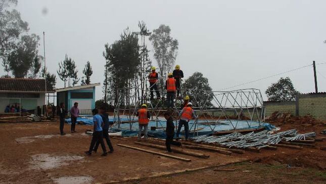 Continuando con el compromiso asumido por el Ministerio de Educación a través del Pronied y el Gobierno Regional de Piura; ya se inició con la instalación de las aulas domo en la I.E. 14555 del caserío Montegrande Alto y así atender a más de 60 alumnos del nivel secundaria que se quedaron sin aulas luego de que su infraestructura educativa colapsara.

Frente a ello, los docentes, estudiantes y padres de familia han expresado su alegría y agradecimiento tanto al Pronied como al Gobierno Regional de Piura por brindar la atención inmediata de tal manera que los estudiantes reciban sus clases en ambientes cómodos y seguros.

Según lo informado por el jefe de la Unidad Zonal Piura – Tumbes del Programa Nacional de Infraestructura Educativa (Pronied), Edilberto Agurto Ruiz, es muy probable que dentro de siete días ya estén instalados los tres domos educativos, todo ello en función a las condiciones del clima, considerando las lluvias que se están produciendo en los últimos días.

En necesario añadir que de las 100 aulas domo destinadas para atenciones de emergencia de las II.EE. que sean afectadas por lluvias, la I.E. 14555 será la primera beneficiada donde se está instalando este tipo de estructuras.
