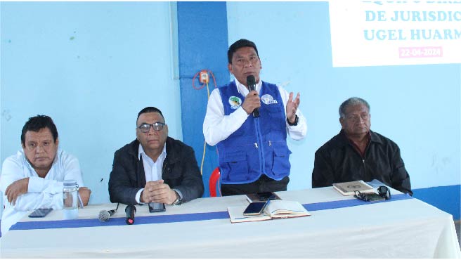 Continuando con el compromiso de seguir mejorando el trabajo de los directores de las instituciones educativas, la Dirección Regional de Educación Piura a través de la UGEL Huarmaca realizó la II Asistencia Técnica en la que participaron cerca de 200 directivos.
Esta actividad busca seguir fortaleciendo las competencias de los directores de las II.EE. quienes aplican lo aprendido en cada una de sus instituciones educativas involucrando a los docentes, estudiantes y padres de familia.
Es así que, durante una intensa jornada pedagógica a cargo de los especialistas de la Ejecutora 310 se abordaron temas relacionados con infraestructura educativa, Estadística y Siagie, Plan Lector 2024 y estrategias de refuerzo escolar, absolviendo dudas e inquietudes de los maestros participantes.
Cabe mencionar que, durante la capacitación se invocó a los docentes a continuar desarrollando un trabajo responsable enfocado en la mejora continua de la educación del distrito de Huarmaca y de toda la región Piura.