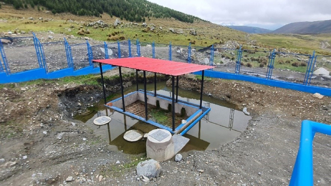 La Contraloría General advirtió que en la zona principal de captación de agua de la obra de saneamiento básico de Choccecancha del distrito de San Jerónimo, provincia de Andahuaylas, se viene ejecutando la construcción de una represa correspondiente a otro proyecto hídrico, por lo cual el servicio de dotación agua potable sería interrumpido y afectaría el correcto funcionamiento del mismo.