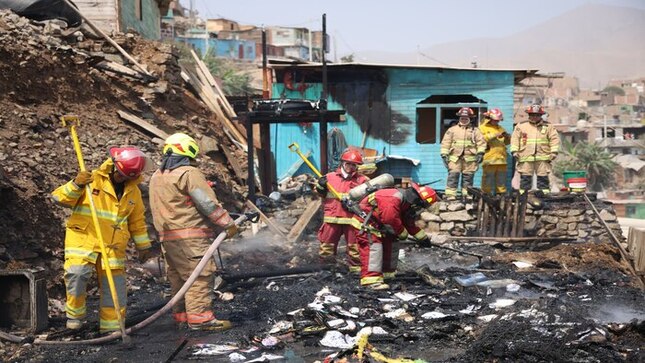 🟡 Al confirmar, a través de nuestra central de cámaras, el fuerte incendio en el A.H. 12 de Enero, cerca a Hijos de Ventanilla, de inmediato dispusimos de nuestro personal de Serenazgo, Defensa Civil y promotoras para ayudar en las labores de aplacar el fuego; retirar enseres, muebles y artefactos servibles; remoción de escombros y apoyar en las acciones de los bomberos. Este siniestro dejó un saldo de dos casas inhabitables y una afectada, con un total de 10 vecinos damnificados. Estas familias no quedarán solas, pues nuestro alcalde 𝐉𝐡𝐨𝐯𝐢𝐧𝐬𝐨𝐧 𝐕𝐚𝐬𝐪𝐮𝐞𝐳, preocupado por esta difícil situación, está acopiando el apoyo necesario a fin de que nuestros vecinos no pasen estos días a la intemperie.