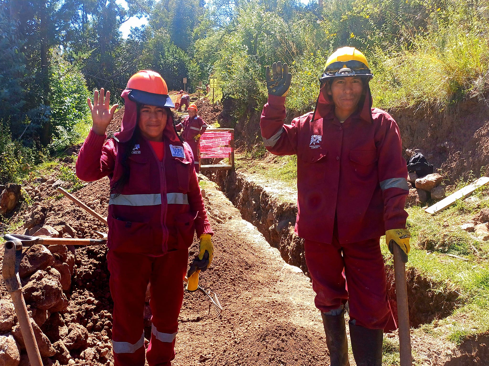 Trabajadores del Gobierno Regional Cusco trabajando en la apertura de zanjas de alcantarillado.