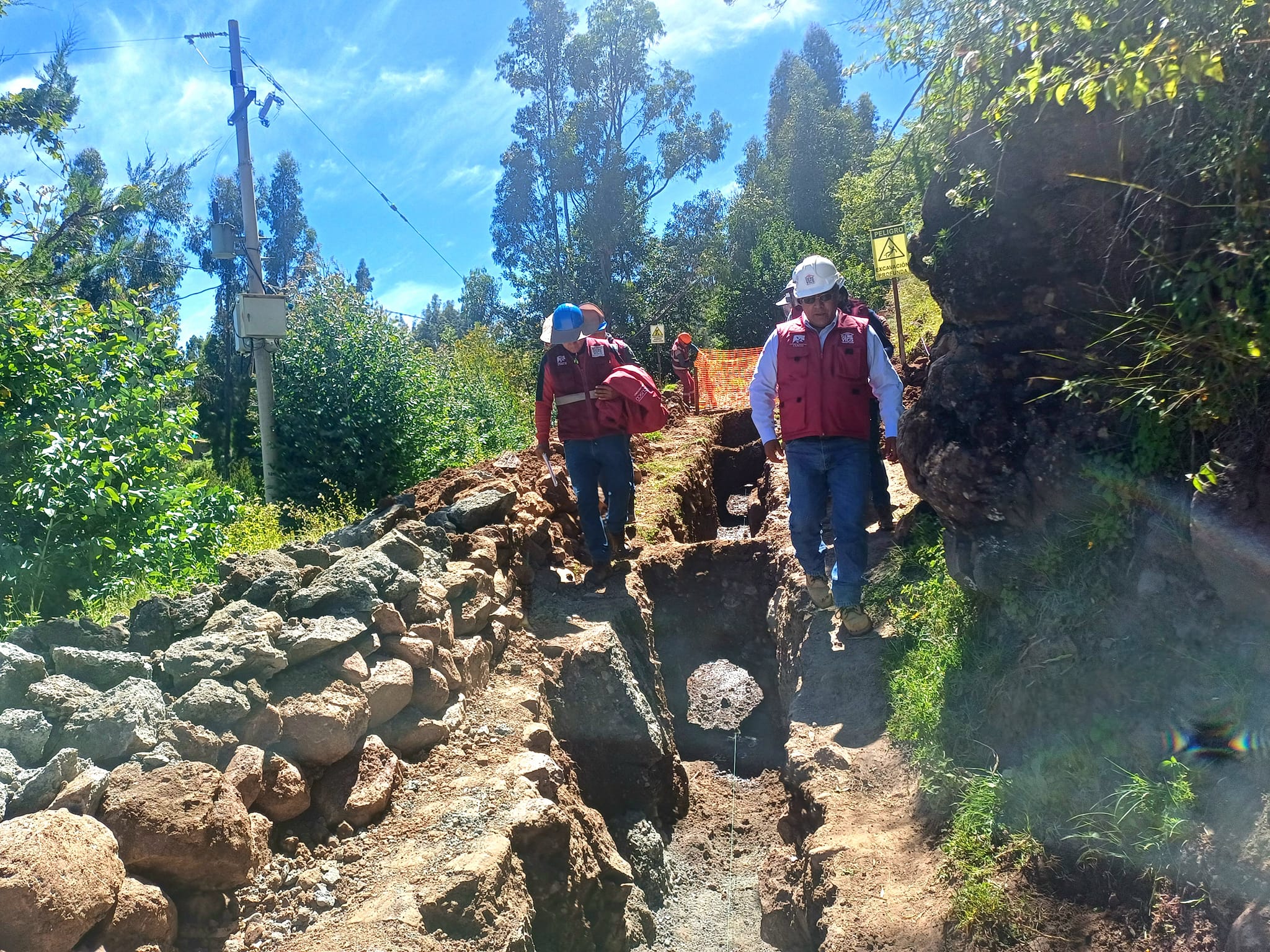 Trabajadores realizando la apertura de zanjas de alcantarillado en la comunidad de Machacmarca, Tinta. 