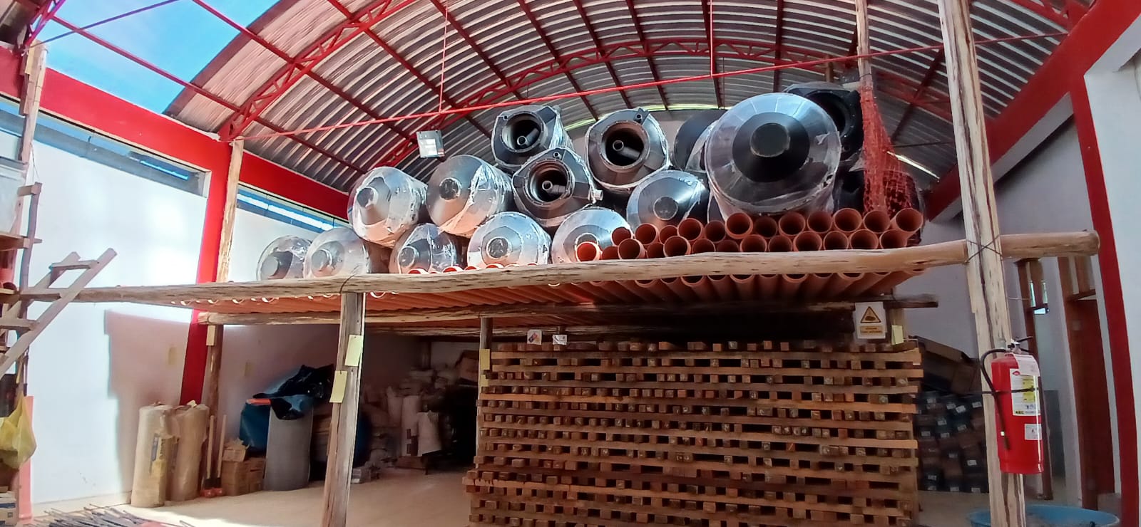 Almacen del proyecto con tanques de agua y tuberías para alcantarillado.