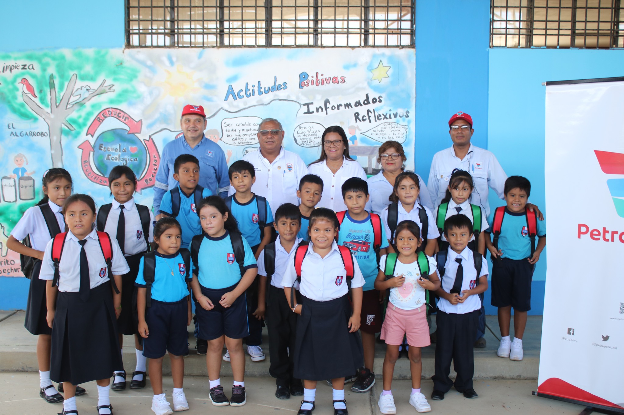 El alcalde de la Municipalidad Distrital de El Alto Sr. Reedy Bancayan Palomino, junto a su esposa la primera dama Sra. María Marcelo Seminario, y con la activa participación de la empresa nacional PETROPERÚ, realizaron la entrega de mochilas con útiles escolares en las instituciones educativas estatales, como la IE 15032 Julio César Tello, la I.E. Nuestra Señora del Rosario N.º 15515 y la IE N.º 14905 de la caleta Cabo Blanco.
La entrega de material escolar no solo provee los recursos indispensables para la educación de los niños, sino que también representa un apoyo esencial para los padres que experimentan dificultades económicas, ayudando a cerrar las brechas sociales, impulsando el desarrollo comunitario.
El brindarles estos útiles escolares significa una inversión sostenible, dado que, al apoyar la educación de los niños, estamos invirtiendo en el futuro de nuestra sociedad, expreso el Sr. Gonzalo Gonzales Prada, representante de la empresa PETROPERÚ.