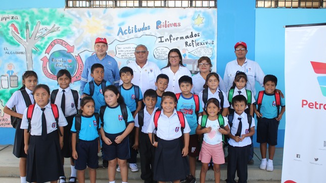 El alcalde de la Municipalidad Distrital de El Alto Sr. Reedy Bancayan Palomino, junto a su esposa la primera dama Sra. María Marcelo Seminario, y con la activa participación de la empresa nacional PETROPERÚ, realizaron la entrega de mochilas con útiles escolares en las instituciones educativas estatales, como la IE 15032 Julio César Tello, la I.E. Nuestra Señora del Rosario N.º 15515 y la IE N.º 14905 de la caleta Cabo Blanco.

La entrega de material escolar no solo provee los recursos indispensables para la educación de los niños, sino que también representa un apoyo esencial para los padres que experimentan dificultades económicas, ayudando a cerrar las brechas sociales, impulsando el desarrollo comunitario.

El brindarles estos útiles escolares significa una inversión sostenible, dado que, al apoyar la educación de los niños, estamos invirtiendo en el futuro de nuestra sociedad, expreso el Sr. Gonzalo Gonzales Prada, representante de la empresa PETROPERÚ.