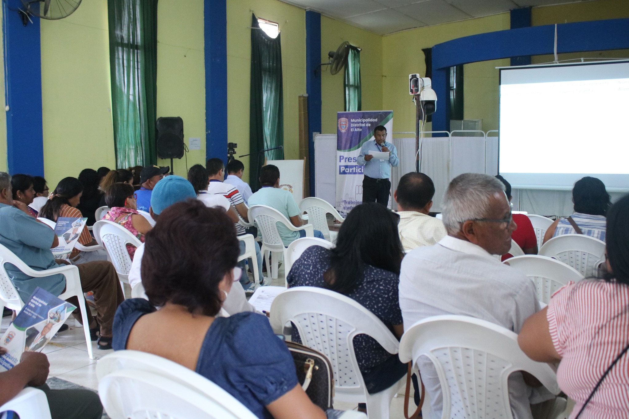 Una activa participación mostraron los agentes participantes en el desarrollo del II taller del Presupuesto Participativo Basado en Resultados 2025, organizado por la Municipalidad Distrital de El Alto dirigida por el alcalde Sr. Reedy Bancayan Palomino, realizado la tarde del lunes 15 de abril, en el Salón de Usos Múltiples de Barrio El Volante, en este taller se presentaron las propuestas de proyectos, así como su respectiva evaluación técnica.
Los proyectos de saneamiento de agua potable y alcantarillado fueron los más solicitados, también fueron expuestos para su priorización por los agentes participantes, la construcción de vías vehiculares y peatonales, áreas verdes, salones comunales entre otros, los mismos que fueron analizados por el conductor de este evento el Mg. Economía Marco Timaná Álvarez.
Para el día martes 16 de abril se llevará a cabo el tercer y último taller denominado Reunión de Formalización de Acuerdos y Compromisos que comprende la rendición de cuentas, taller de acuerdos, elección del Comité de Vigilancia Ciudadana 2025.