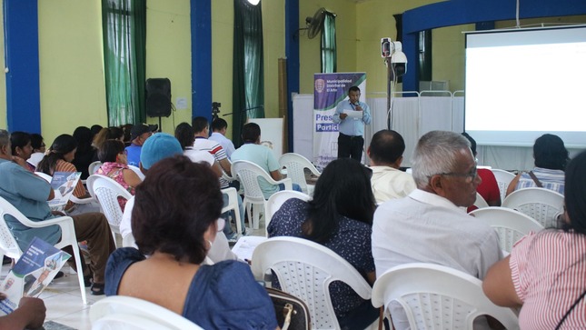 Una activa participación mostraron los agentes participantes en el desarrollo del II taller del Presupuesto Participativo Basado en Resultados 2025, organizado por la Municipalidad Distrital de El Alto dirigida por el alcalde Sr. Reedy Bancayan Palomino, realizado la tarde del lunes 15 de abril, en el Salón de Usos Múltiples de Barrio El Volante, en este taller se presentaron las propuestas de proyectos, así como su respectiva evaluación técnica.
Los proyectos de saneamiento de agua potable y alcantarillado fueron los más solicitados, también fueron expuestos para su priorización por los agentes participantes, la construcción de vías vehiculares y peatonales, áreas verdes, salones comunales entre otros, los mismos que fueron analizados por el conductor de este evento el Mg. Economía Marco Timaná Álvarez.
Para el día martes 16 de abril se llevará a cabo el tercer y último taller denominado Reunión de Formalización de Acuerdos y Compromisos que comprende la rendición de cuentas, taller de acuerdos, elección del Comité de Vigilancia Ciudadana 2025.