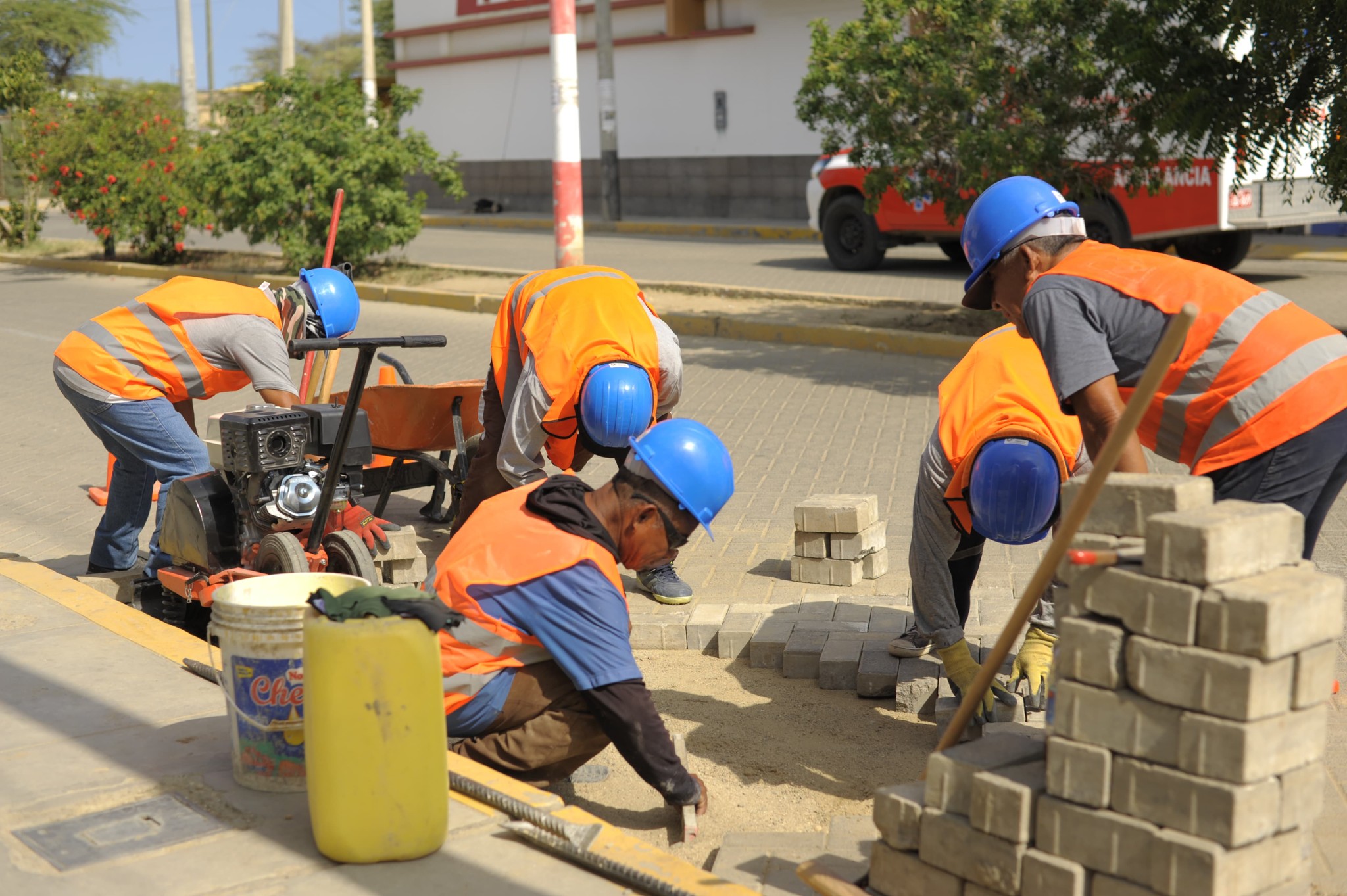 La Municipalidad Distrital de El Alto dirigida por el alcalde Sr. Reedy Bancayan Palomino, a través de la Subgerencia de Infraestructura, liderada por el Ing. Clever Livia, llevó a cabo el mantenimiento de la pavimentación en la avenida principal del distrito. 
Esta iniciativa incluyó la reparación de grietas y el repavimentado de tramos desgastados, con el objetivo principal de mejorar la seguridad vial para los transportistas. Se priorizó la seguridad y la durabilidad al implementar materiales de alta calidad, asegurando así una superficie resistente y funcional.