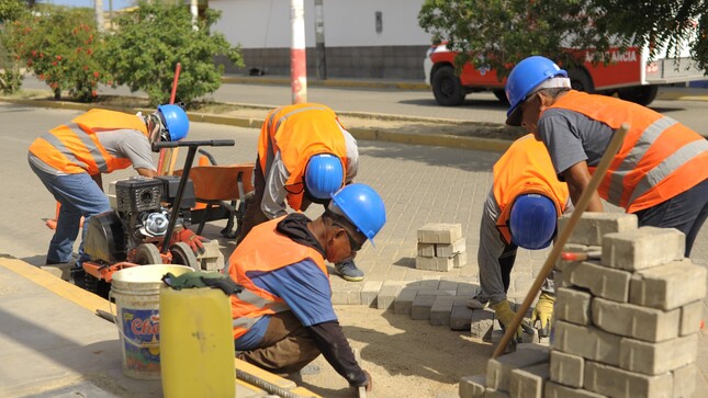 La Municipalidad Distrital de El Alto dirigida por el alcalde Sr. Reedy Bancayan Palomino, a través de la Subgerencia de Infraestructura, liderada por el Ing. Clever Livia, llevó a cabo el mantenimiento de la pavimentación en la avenida principal del distrito. 
Esta iniciativa incluyó la reparación de grietas y el repavimentado de tramos desgastados, con el objetivo principal de mejorar la seguridad vial para los transportistas. Se priorizó la seguridad y la durabilidad al implementar materiales de alta calidad, asegurando así una superficie resistente y funcional.