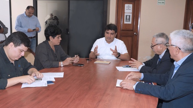 Alcalde Mario Reyna y congresistas se reunieron en la MPT