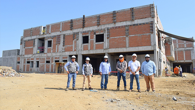 Alcalde de Nepeña supervisa avance de la construcción del centro de salud San Jacinto