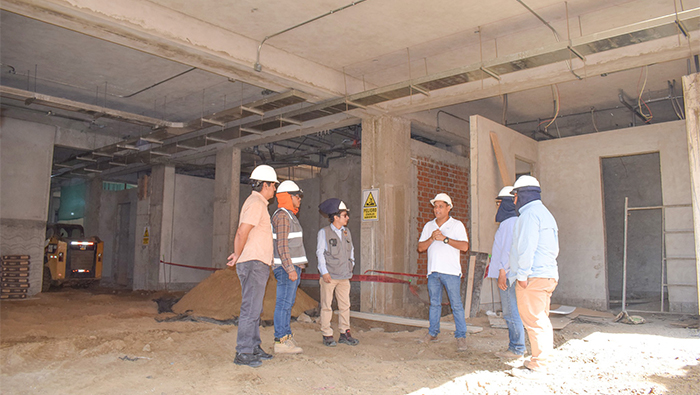 Alcalde de Nepeña supervisa avance de la construcción del centro de salud San Jacinto