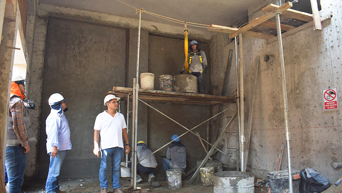 Alcalde de Nepeña supervisa avance de la construcción del centro de salud San Jacinto