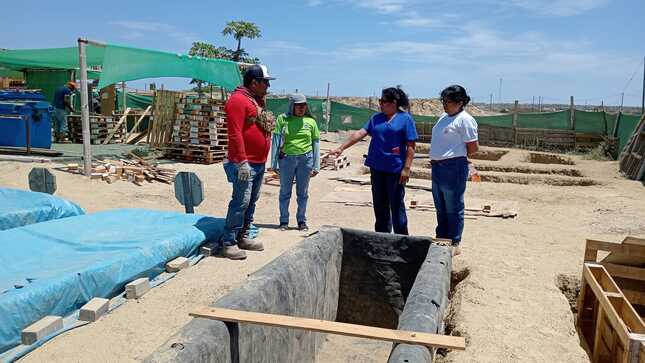 Tras un recorrido por la planta de compostaje de nuestro distrito, la regidora Tania Serna Silupú verificó in situ el avance correspondiente a la meta del primer trimestre. En tanto, el coordinador Walter Alvarado Fernández indicó que hasta la fecha se ha cumplido con la meta, recaudando 16,124 toneladas y se espera que para el tramo abril y mayo sea 10, 000 toneladas. 
Cabe mencionar que la Gerencia de Servicios Comunales tiene a cargo la planta de compostaje, la cuál cuenta con 5 personas para el picado de los residuos orgánicos y con 7 recolectoras, que realizan su recorrido diario en los diferentes sectores de nuestro distrito.
Así mismo, en la visita la Ing. Claribel Serna Sernaqué indicó que se está realizando trabajos de remodelación e implementación en la planta donde se elabora el compost.
El compost es un producto obtenido a partir de diferentes materiales de origen orgánico, los cuales son sometidos a un proceso biológico controlado de oxidación denominado compostaje.