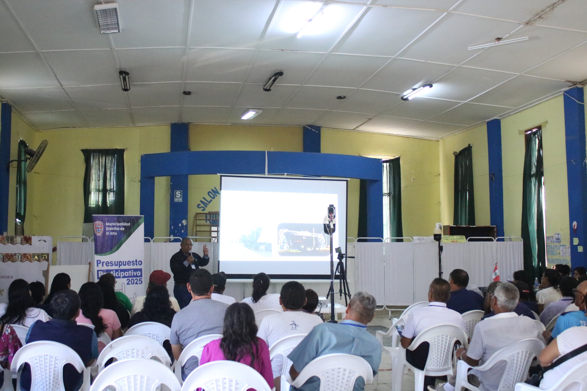 Se desarrolló la última fase del Presupuesto Participativo Basado en Resultados 2025, organizado por la Municipalidad Distrital de El Alto, liderada por el alcalde Sr. Reedy Bancayan Palomino, en el Salón de Usos Múltiples del Barrio El Volante, durante esta última sesión, se evaluaron detalladamente todas las propuestas de proyectos presentadas por los agentes participantes durante el II taller, celebrado el día anterior.
El objetivo principal de este taller fue seleccionar las obras que serán ejecutadas el próximo año 2025. Entre las numerosas propuestas, de las cuales destacaron: para la creación de parques recreacionales, salones comunales, construcción de vías peatonales y vehiculares, así como proyectos de saneamiento de agua y alcantarillado.
El alcalde, acompañado de los regidores, la gerente municipal Abg. Jackeline Moncada Gonzales, el gerente de Desarrollo Urbano, Ing. Oscar Castañeda Sevillano, la gerente de Planeamiento y Presupuesto Ana Tume Querevalú se dedicaron a escuchar las observaciones y resolver las inquietudes de los participantes respecto a proyectos incluidos en presupuestos participativos anteriores.
Antes de clausurar el evento, se procedió a una votación a mano alzada para determinar los proyectos a ejecutar el próximo año. Además, se llevó a cabo la elección y juramentación del nuevo Comité de Vigilancia Ciudadana 2025, bajo la dirección del alcalde Sr. Reedy Bancayan Palomino. Se enfatizó que este comité tendrá una duración de un año, asegurando así una continua participación ciudadana en la gestión municipal.
Este nuevo comité está conformado por los titulares:
Pedro Oviedo Garavito, identificado con N° DNI 44204850 y
Mary López Atoche, N° DNI 03852973
y los agentes suplentes
Delveny Paredes Córdova, N° DNI 038520021 y
Lina García Abad, N° DNI 80591055.