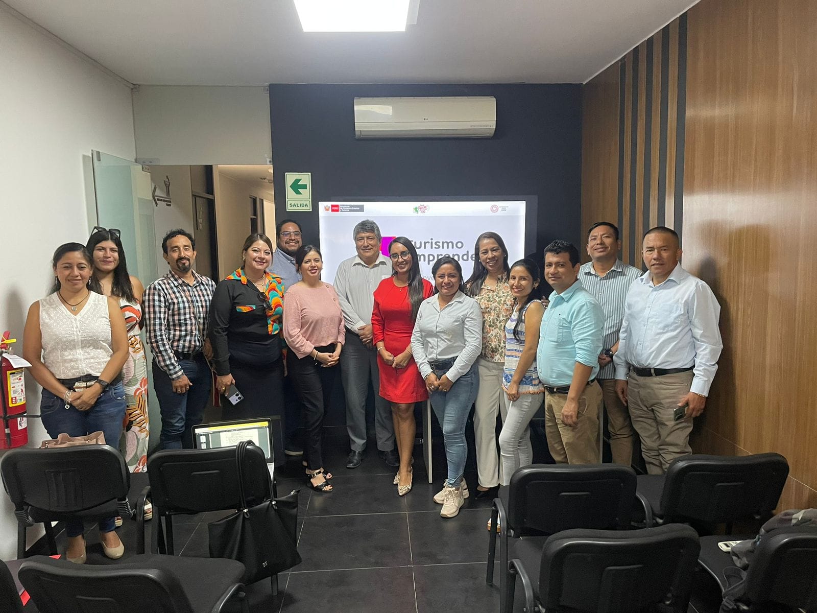 La Municipalidad Distrital de El Alto, a través de la subgerencia de Turismo, participó en una asistencia técnica sobre el Programa TURISMO EMPRENDE el miércoles 17 de abril en la ciudad de Piura. Este programa busca impulsar la reactivación económica de emprendimientos turísticos locales y cuenta con el respaldo del Ministerio de Comercio Exterior y Turismo (Mincetur), que aporta una subvención de S/. 79 621.00. Es relevante destacar que el programa está dirigido a todas las empresas privadas del sector turismo.
Por lo tanto, invitamos a todas las personas interesadas a visitar la subgerencia de Turismo, situada en el segundo piso del edificio de Logística, con el fin de obtener información detallada sobre el programa TURISMO EMPRENDE. Todos aquellos que estén interesados pueden acercarse para recibir orientación sobre cómo participar en esta iniciativa, la cual tiene como objetivo potenciar el turismo local y crear oportunidades de desarrollo económico en nuestra comunidad.