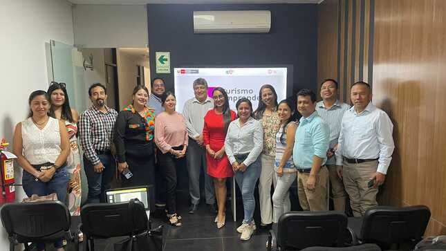 La Municipalidad Distrital de El Alto, a través de la subgerencia de Turismo, participó en una asistencia técnica sobre el Programa TURISMO EMPRENDE el miércoles 17 de abril en la ciudad de Piura. Este programa busca impulsar la reactivación económica de emprendimientos turísticos locales y cuenta con el respaldo del Ministerio de Comercio Exterior y Turismo (Mincetur), que aporta una subvención de S/. 79 621.00. Es relevante destacar que el programa está dirigido a todas las empresas privadas del sector turismo.
Por lo tanto, invitamos a todas las personas interesadas a visitar la subgerencia de Turismo, situada en el segundo piso del edificio de Logística, con el fin de obtener información detallada sobre el programa TURISMO EMPRENDE. Todos aquellos que estén interesados pueden acercarse para recibir orientación sobre cómo participar en esta iniciativa, la cual tiene como objetivo potenciar el turismo local y crear oportunidades de desarrollo económico en nuestra comunidad.