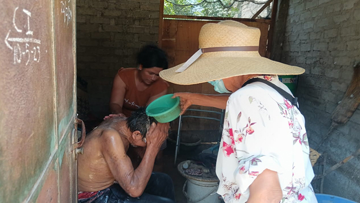 Municipio atiende caso de adulto mayor en estado de abandono