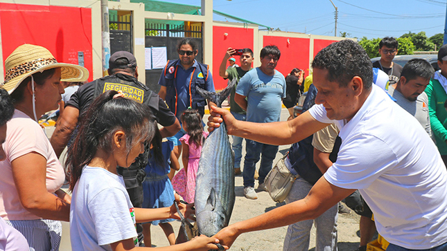 Produce y Municipio de Nepeña reparten pescado en Semana Santa