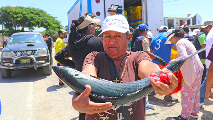 Produce y Municipio de Nepeña reparten pescado en Semana Santa