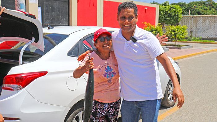 Produce y Municipio de Nepeña reparten pescado en Semana Santa