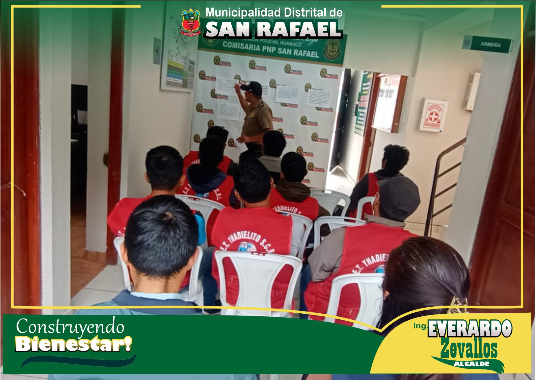 Imagen que muestra al responsable de la  Oficina de Participación Ciudadana (OPC) de la Comisaría de San Rafael, brindando una capacitación a los miembros de la red de cooperantes de la empresa Ghaelito.