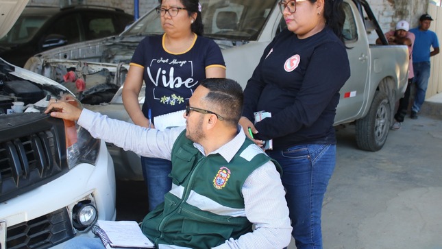 En una iniciativa dirigida a mejorar las condiciones laborales y garantizar la seguridad de los trabajadores, el teniente alcalde Sr. Armando Cornejo León, sostuvo una importante reunión con los conductores de las unidades móviles de la Municipalidad Distrital de El Alto. La reunión tuvo como objetivo escuchar las preocupaciones de los conductores y reafirmar el compromiso de la gestión para velar por su seguridad en el trabajo.
Durante el encuentro, que se llevó a cabo en las instalaciones del ex-mercado, el regidor expresó su firme compromiso de mantener una comunicación abierta con los conductores y asegurarse de que sus condiciones de trabajo sean seguras y eficientes. “Es fundamental para nosotros garantizar que nuestros trabajadores se sientan seguros y valorados, y que las herramientas con las que cuentan para realizar su trabajo estén en perfectas condiciones”, afirmó el teniente alcalde.
Posteriormente, la delegación se trasladó al taller de maestranza para inspeccionar el estado de las unidades móviles actualmente en reparación, en la cual se pudo corroborar que el mantenimiento de la flota liviana está en su etapa final, permitiendo así comenzar con los trabajos correspondientes a la flota pesada.
Acompañando al teniente alcalde, estuvieron presentes la gerente de Servicios Comunales Ing. Claribel Serna Sernaqué, la subgerente de Servicios Generales y Control de Maquinarias Ing. Milena Del Rosario Vílchez Vite y la subgerente de Recursos Humanos, Lic. María Del Rosario Angeldonis Rosillo. Todos destacaron la importancia de mantener las unidades en óptimo estado para garantizar un trabajo optimo en beneficio a la comunidad.