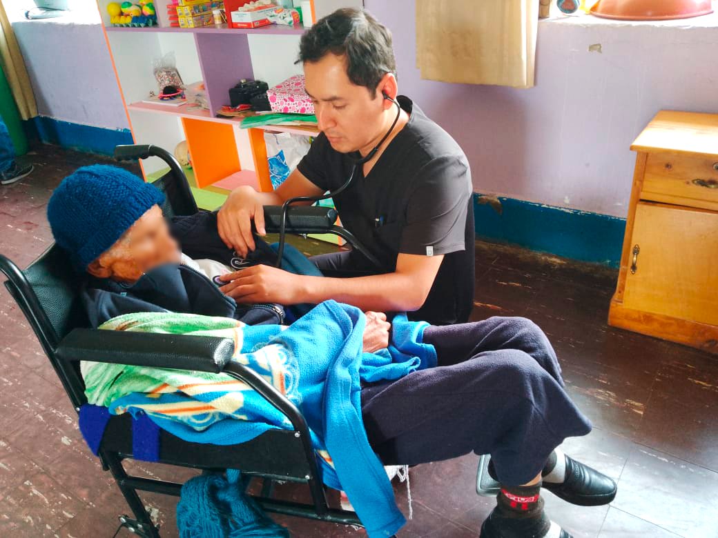 Apoyo médico a adulto mayor residente del Asilo Natividad