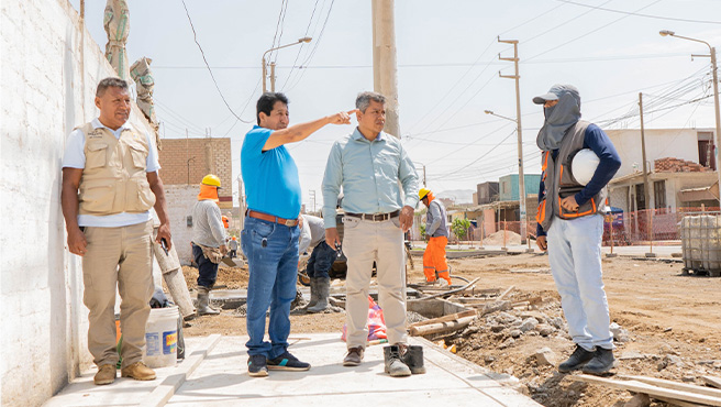 Alcalde Provincial inspecciona avances de la obra Pistas y Veredas de la Avenida Olivar.