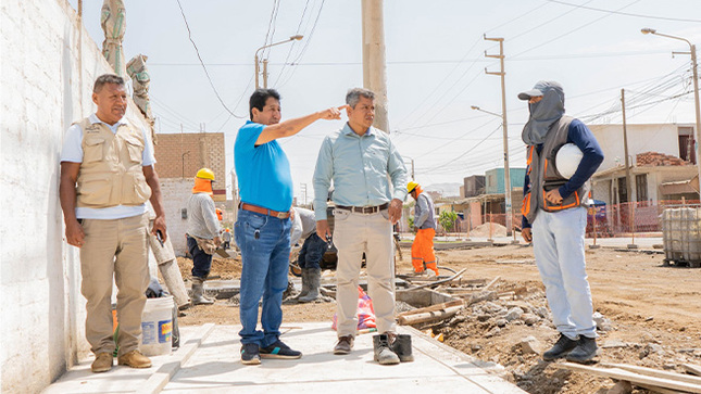 Alcalde Provincial inspecciona avances de la obra Pistas y Veredas de la Avenida Olivar. 