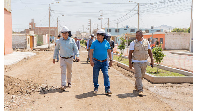 Alcalde Provincial inspecciona avances de la obra Pistas y Veredas de la Avenida Olivar. 