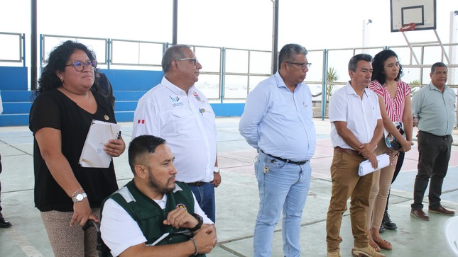 Con el objetivo de mejorar los servicios que permita elevar la calidad de vida de los vecinos de Cabo Blanco considerada como una de las 8 maravillas de la región Piura, el alcalde de la Municipalidad Distrital de El Alto Sr. Reedy Bancayan Palomino, realizó una visita de trabajo en conjunto con regidores, el gerente de Desarrollo Urbano Ing. Oscar Castañeda Sevillano, la subgerente de Formulación y Proyectos Eco. Elva Cardoza Valdiviezo, el subgerente de Infraestructura, Ing. Clever Livia Córdova y la responsable del área de catastro, Bach. Denisse Nunura Chapilliquen.
Los vecinos de Cabo Blanco expresaron varias necesidades, destacando entre ellas la urgencia de implementar hidrobombas para mejorar la eficiencia de los servicios higiénicos públicos, mejorar el abastecimiento de agua potable en el sector de nuevo Cabo Blanco, así como la instalación de nuevas luminarias en el malecón Ernest Hemingway, mejorando así la infraestructura y la calidad de vida de los ciudadanos.
El alcalde Reedy Bancayan Palomino informó sobre los progresos significativos que se están llevando a cabo en la caleta, entre los avances más notables se encuentra, el proceso de saneamiento y los estudios de suelo junto con el levantamiento topográfico para la mejora de la IEI 142, la obra de protección y evacuación pluvial; también se está trabajando en el levantamiento topográfico de Nuevo Cabo Blanco, así como se viene gestionando el mejoramiento de las vías de acceso de El Alto a Cabo Blanco; igualmente se refirió a la descentralización de la municipalidad, un esfuerzo que busca fomentar una mayor interacción entre los habitantes de Cabo Blanco y el gobierno local, asegurando que los servicios como la administración sean más accesibles para todos.
El burgomaestre Sr Reedy Bancayan Palomino reiteró su compromiso con la mejora continua de la infraestructura como de los servicios en el distrito que incluye Caleta Cabo Blanco, reiteró su agradecimiento a los residentes por su participación y colaboración en el proceso de mejoramiento comunitario.